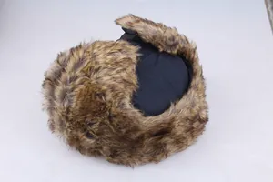 Detailansicht der Wintermütze mit dickem braunem Kunstfell und winddichtem blauem Stoff