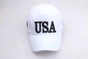 Détail de casquette blanche avec broderie USA, numéro 45 et patch drapeau américain