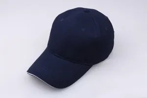 Detailansicht der marineblauen Baumwoll-Basecap mit Belüftungslöchern und oberem Knopf