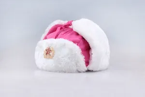 Detail der pink-weißen Plüsch-Ohrenklappen an einer Uschanka mit sowjetischem Emblem