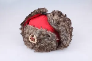Detail der roten sowjetischen CCCP Uschanka Mütze mit dickem Kunstfell und Hammer und Sichel