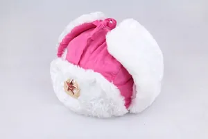 Detailansicht der rosa Uschanka-Mütze mit Kunstpelz und sowjetischem Stern-Emblem