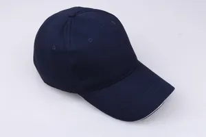 Draufsicht auf dunkelblaue Baumwoll-Baseballkappe mit sechs Paneelen und Belüftungslöchern
