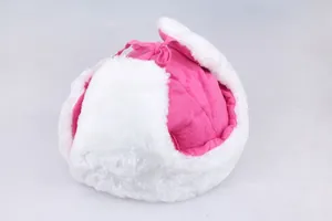 Detailansicht der rosa Uschanka-Mütze mit weißem Kunstfellfutter und Ohrenklappen