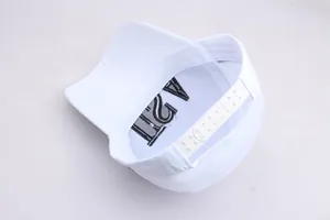 Détail de la fermeture snapback réglable sur casquette blanche en coton brodée USA