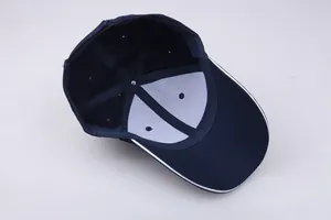 Innenansicht einer dunkelblauen Baumwoll-Baseballkappe mit weißer Paspelierung und Futter