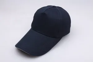 Detailansicht einer dunkelblauen Baumwoll-Baseballkappe mit langem Schirm und Ziernähten