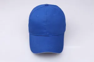 Detailansicht einer leuchtend blauen Baumwollkappe mit weißem Sandwich-Schirm vorne