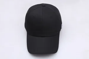 Gros plan sur la casquette de baseball noire en coton avec broderie latérale blanche