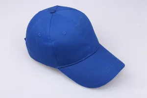 Nahaufnahme der blauen Baumwoll-Basecap mit Sechs-Panel-Design und gebogenem Schirm