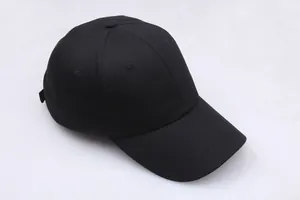 Vue de dessus d'une casquette de baseball noire classique à six panneaux avec visière