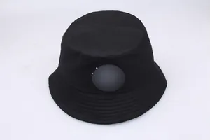 Vue détaillée du chapeau bob noir en coton avec coutures renforcées et broderie de feuilles
