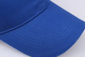 Detailaufnahme einer blauen Baumwoll-Basecap-Krempe mit vier Reihen verstärkter Nähte