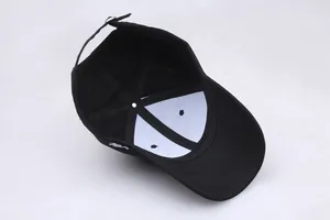 Vue détaillée de la casquette en coton noir montrant la doublure et la boucle en métal