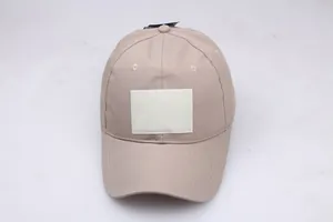 Detail der khakifarbenen Ripstop-Baseballkappe mit Klettfläche für Abzeichen vorne