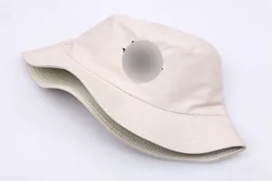 Gros plan détaillé d'un chapeau bob beige avec coutures de bord renforcées et texture tissu
