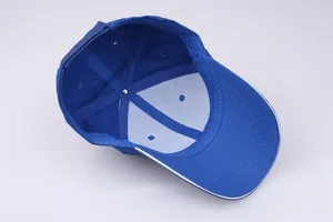 Detail der blauen Baumwoll-Baseballkappe mit weißem Futter und Paspelierung am Schirm