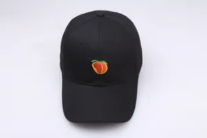 Détail de la broderie de pêche sur une casquette de baseball noire classique