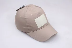Nahaufnahme der khakifarbenen taktischen Baseballkappe mit Ripstop-Stoff und Klettfeld