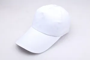 Detailansicht einer schlichten weißen Baseballkappe mit verlängertem Schirm für Sonnenschutz