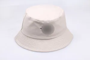 Détail du chapeau bob en coton beige montrant les coutures renforcées sur le bord