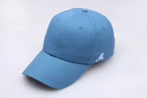 Vue détaillée d'une casquette bleu clair avec broderie M blanche et coutures renforcées
