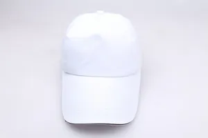 Detailansicht der Nähte am Schirm einer minimalistischen weißen Baumwollkappe