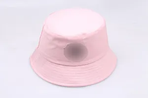 Détail d'un chapeau bob rose en coton avec patch logo et bord à coutures renforcées