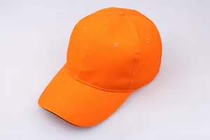 Nahaufnahme der leuchtend orangefarbenen Baumwollkappe mit 6-Panel-Design und gebogenem Visier