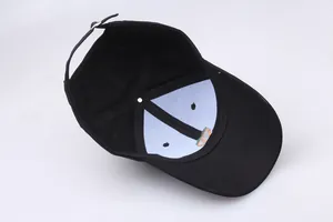 Vue intérieure de la casquette brodée pêche noire avec sangle réglable et coutures