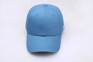 Détail de la casquette de baseball bleue en coton avec broderie lettre M blanche
