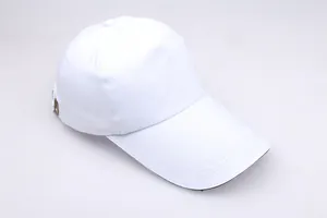 Detail der weißen Baseballkappe mit Metallschnalle und hochwertigen Baumwollnähten