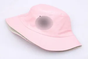 Gros plan sur un chapeau bob en coton rose avec des surpiqûres détaillées et un tissu sergé