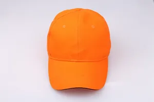 Detailansicht der orangen Baumwoll-Basecap mit 6-Panel-Nähten und gebogener Krempe