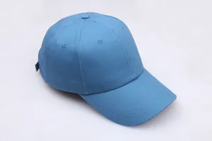 Détail de la casquette de baseball en toile coton bleu-gris avec coutures et œillets