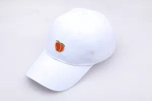 Gros plan détaillé de la broderie pêche sur une casquette de baseball en coton blanc