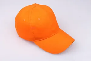 Detailansicht einer leuchtend orangefarbenen Baseballkappe aus Baumwolle mit feinen Nähten