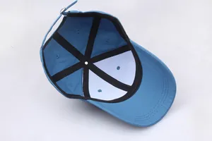 Vue interne de casquette de baseball bleue avec structure à 6 panneaux et boucle en métal