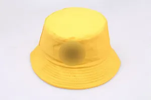 Détail d'un chapeau bob en coton jaune avec zone de logo circulaire et coutures renforcées