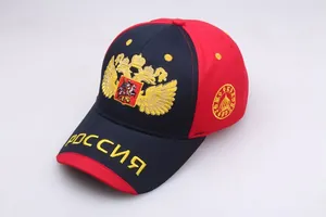Detailansicht der goldenen russischen Doppeladler-Stickerei auf einer dunkelblauen Kappe