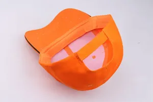 Rückansicht der leuchtend orangefarbenen Baseballkappe mit verstellbarem Klettverschluss und Futter