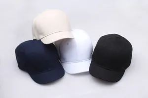 Kurzschirm-Baseballmützen aus Baumwolle in Beige, Weiß, Marineblau und Schwarz