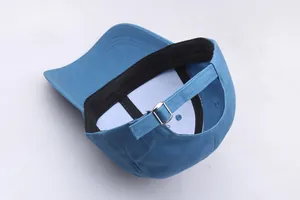 Casquette de baseball bleue minimaliste avec boucle en métal et doublure de qualité