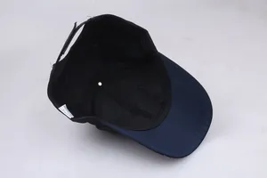 Innenansicht der Baseballkappe mit Klettverschluss und Mesh-Futter-Detail