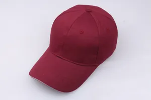 Detailansicht der burgunderroten Baumwollkappe mit gebogener Krempe und 6-Panel-Nähten