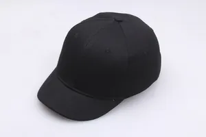 Draufsicht auf eine schwarze Baseballkappe mit kurzem Schirm und sechsteiliger Baumwollstruktur