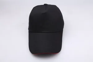 Detailansicht der schwarzen Baseballkappe mit rotem Sandwich-Schirm und Fünf-Panel-Design
