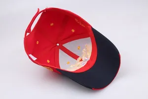 Details der roten Baseballkappe mit Klettverschluss und goldener Adlerbestickung