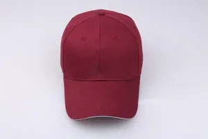 Detailansicht der weinroten Baumwoll-Basecap mit klassischem 6-Panel-Design und weißem Sandwich-Schirm