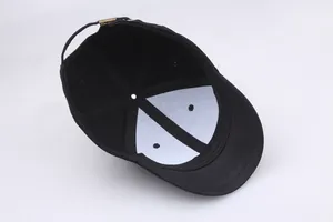 Detail der schwarzen Baseballkappe innen mit weißem Futter und verstellbarer Metallschnalle